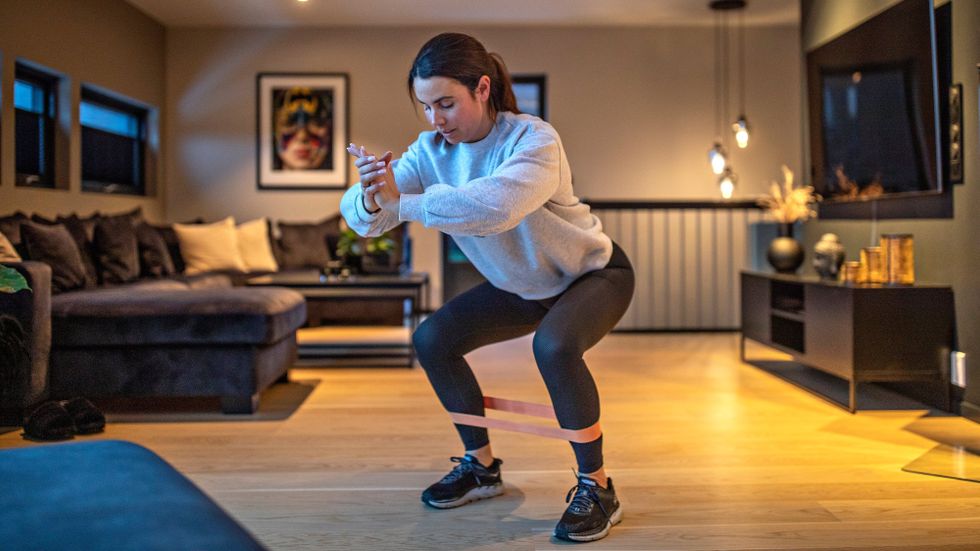 Trude Squibb, 41, tränar hemma i Bergen med gummiband.