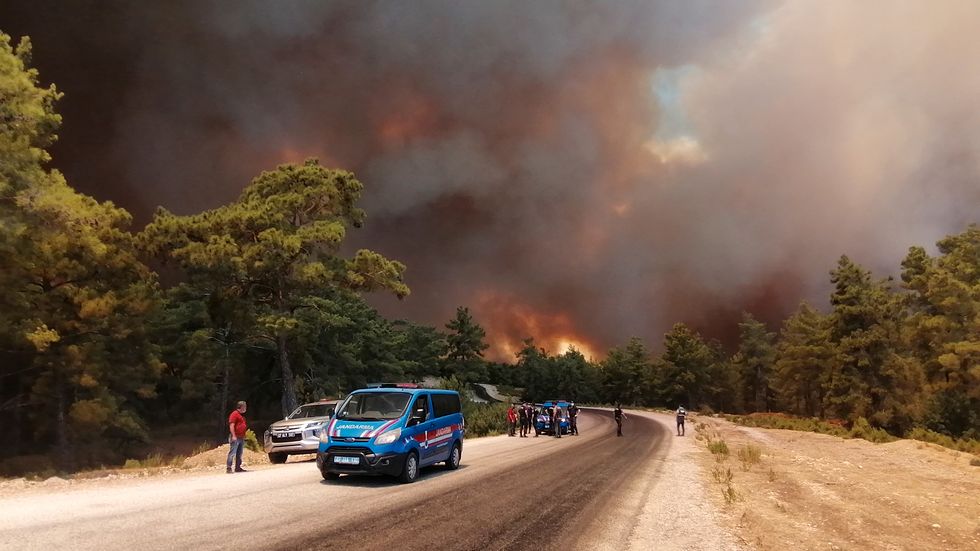 En våldsam skogsbrand härjar nära turistorten Manavgat i södra Turkiet.