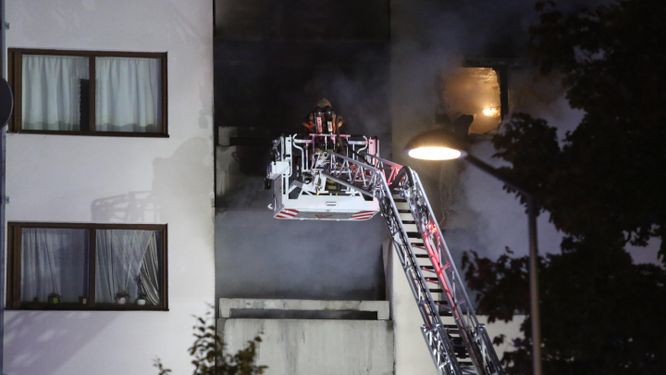 Tolv personer fördes till sjukhus efter en brand i en lägenhet i ett flerfamiljshus i Bredäng i södra Stockholm natten mot söndagen.