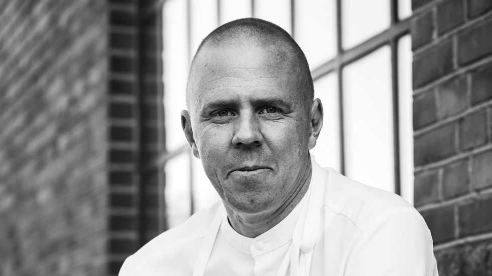 Anders Johnsson driver matstudion Slyteviken och utsågs till årets ekokock 2020. Hans nya kokbok ”Härifrån” har nominerats till internationella Gourmand awards.