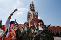 En rysk ortodox präst välsignar ryska trupper på Röda torget i Moskva den 4 september inför den stora militärövningen Zapad. 