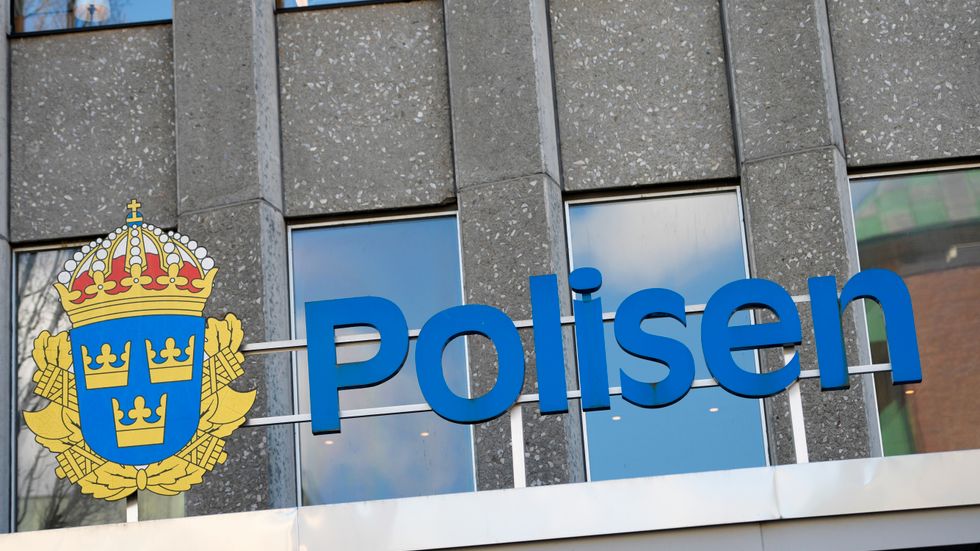 En 15-årig pojke har anhållits av åklagare sedan han riktat en pistol mot en polis i Västerås. På bilden syns polishuset i Västerås. Arkivbild.