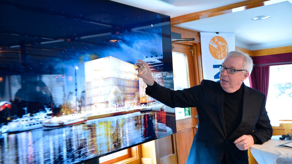 Arkitekten David Chipperfield visar den ursprungliga planen för Nobel center när den presenterades i april 2014.