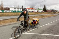 Björgvin Hilmarsson blev så upprörd över det isländska valresultatet att han var tvungen att ge sig ut på en cykeltur med dottern Saga. ”Det kommer att bli tufft för vinnarna att leva upp till sina löften”, säger han.