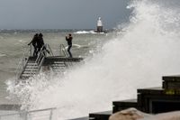 Stormen Svea orsakade mycket hårda vindbyar och tillhörande vågor vid den skånska Öresundskusten, här vid Scaniabadet.
