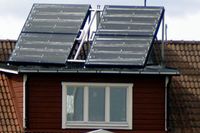 Att lägga solceller på taket till sin villa kostar ungefär 60 000 kronor. Regeringen kan bidra med 60 procent. Men trots det blir det en förlustaffär, visar SvD:s granskning.