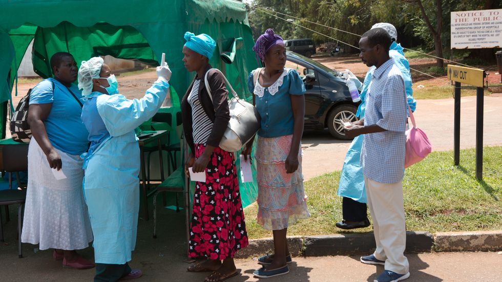 Hälsovårdsarbetare i Zimbabwe utför coronatester. Arkivbild.