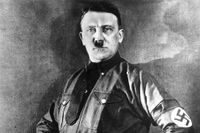 Tyska diktatorn Adolf Hitler, som hyllades av brittiske politikern Adrian Burley, i favoritklädsel lederhosen och skottsäker väst omkring 1925.