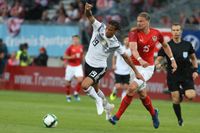 Tysken Leroy Sané i kamp om bollen med österrikaren Sebastian prodl i landskampen. Sané får inte följa med laget till VM.