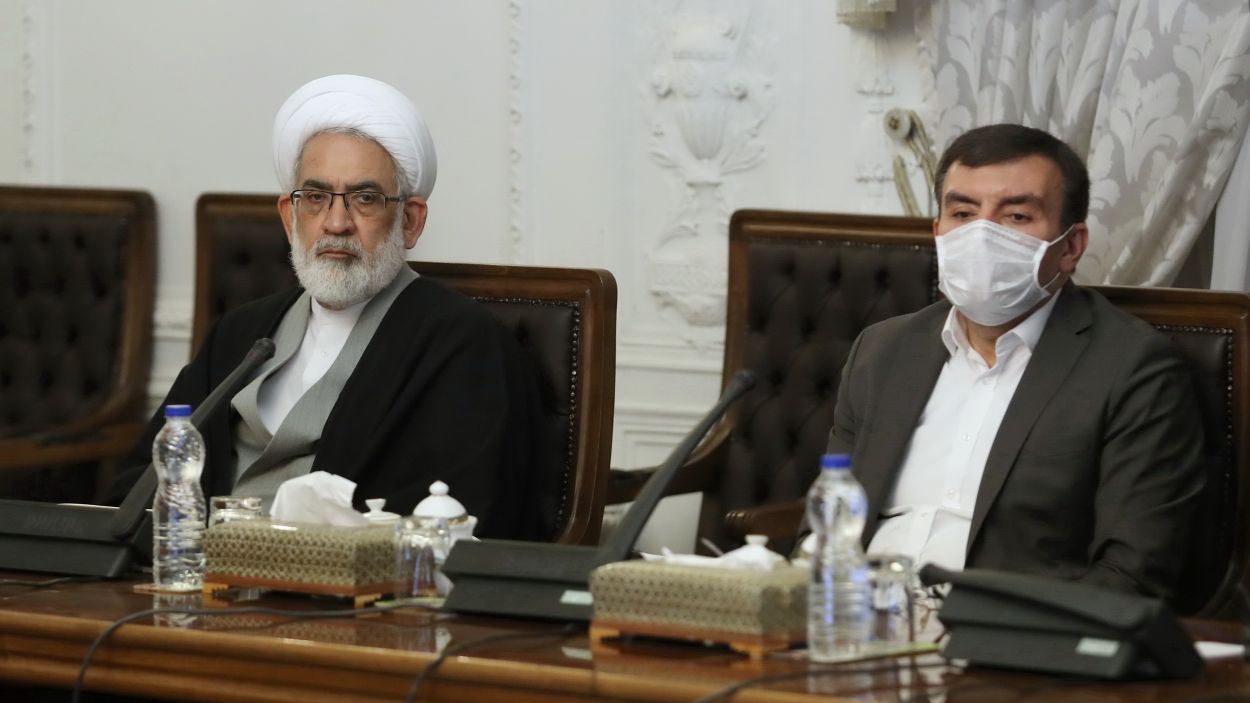 Vid ett möte om bekämpningen av corona tillsammans med Irans president Hassan Rouhani bär hälsominister Saeed Namaki munskydd.