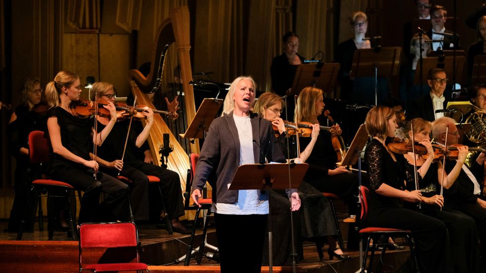 Anne Sofie von Otter i ett konsertant framförande av operan ”Höstsonaten” med Finlands nationaloperas kör och orkester i Berwaldhallen.