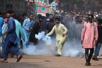 Polis avfyrade tårgas för att skingra en av TLP:s protester i Karachi i måndags.