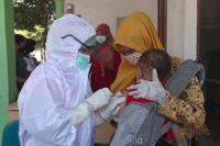 Ett spädbarn i Tangerang i indonesien får mässlingsvaccin, under pågående viruspandemi.