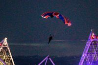 Den stuntman som hoppade fallskärm som James Bond på OS-invigningen i London förra året har dött i en olycka, uppger brittiska medier. detta är en arkivbild från invigningen 2012.
