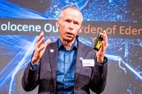 Smarta investeringar i ny teknologi för att gå mot en fossilfri värld är den viktigaste lösningen, enligt miljöprofessorn Johan Rockström.