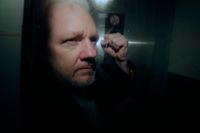 Julian Assange i samband med ett tidigare framträdande i brittisk domstol. I dag hörs han igen.