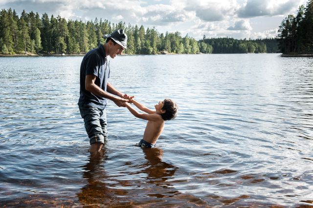 Skräckblandad förtjusning när Khaled och Rodan långsamt vadar ut i den grunda insjön Storsjön utanför Borås.