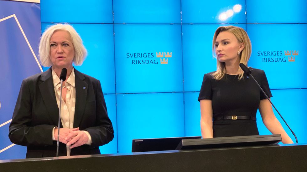 Kristdemokraternas socialpolitiska talesperson Acko Ankarberg Johansson och partiledare Ebba Busch vill inrätta en nationell vårdförmedling för att kapa vårdköerna.