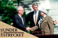 Historiskt handslag mellan Itzhak Rabin och Yasser Arafat efter ett möte i Vita huset 13/9 1993.