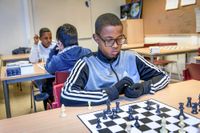 Abdimalik och många andra barn på Kvarnbyskolan har valt att spela schack på lektionstid en gång i veckan. Många ses också  på schackklubben i biblioteket.