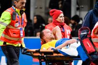 Jakob Johansson bars ut på bår på San Siro med en befarad knäskada.