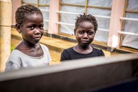 Två barn som håller på att tillfriskna från ebolaviruset i Sierra Leone.