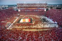 Enligt University of Nebraska befann sig hela 92 003 personer på Memorial Stadium på onsdagskvällen. 