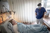 Flera covidavdelningar på Östra sjukhuset i Göteborg fungerar i praktiken som isoleringsavdelningar. Lotta Pettersson, här i samtal med överläkare Jerzy Kaczynski, lider av sjukdomen kol och är en av de patienterna som egentligen inte behöver behandling på grund av covid-19. 