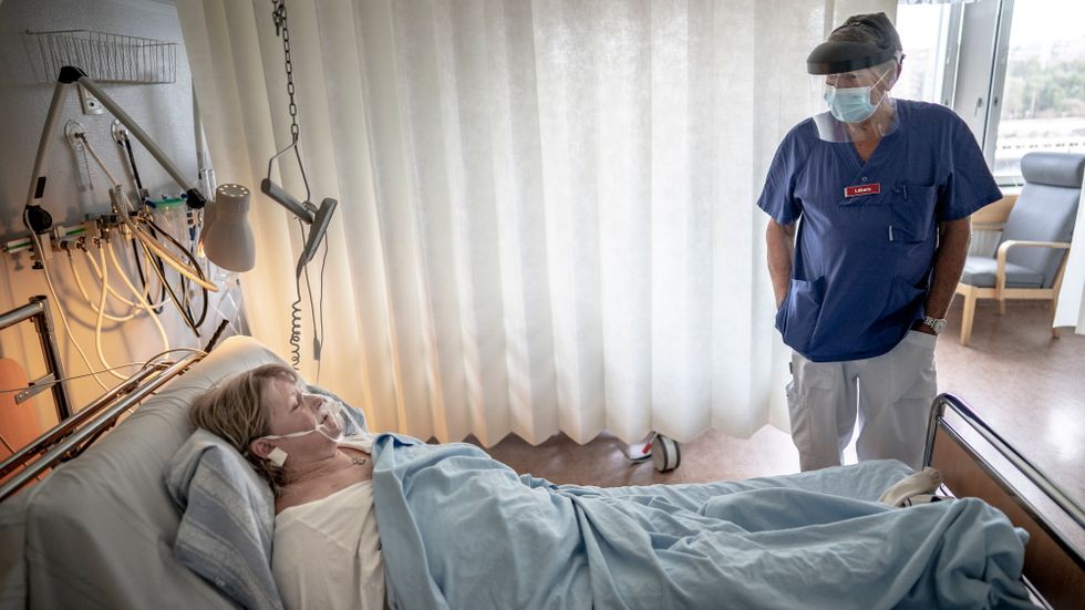 Flera covidavdelningar på Östra sjukhuset i Göteborg fungerar i praktiken som isoleringsavdelningar. Lotta Pettersson, här i samtal med överläkare Jerzy Kaczynski, lider av sjukdomen kol och är en av de patienterna som egentligen inte behöver behandling på grund av covid-19. 