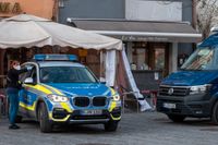 Polis utanför restaurangen i tyska Weiden där åtta personer förgiftats.