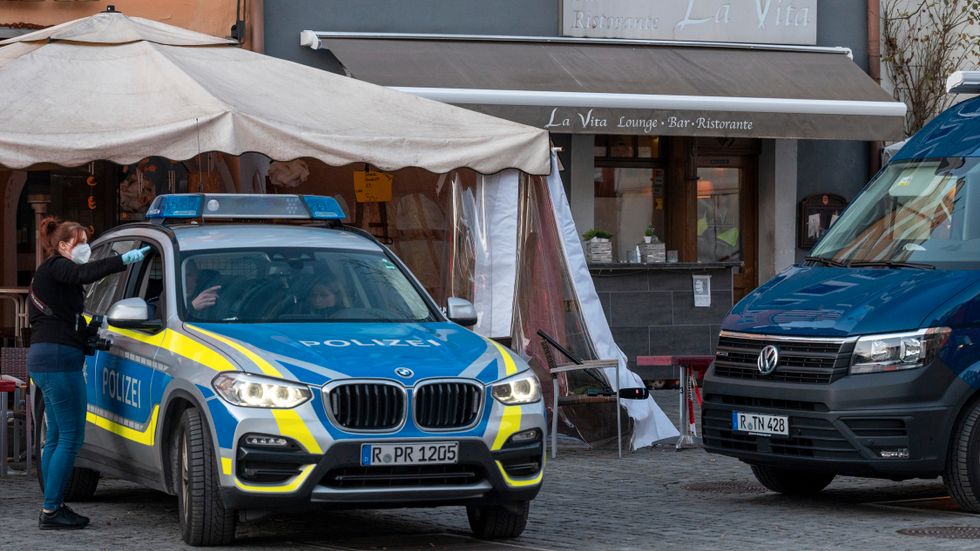 Polis utanför restaurangen i tyska Weiden där åtta personer förgiftats.