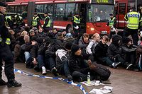 Polisen bussar bort omhändertagna aktivister från Rönninge station.