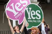Irländare firar resultatet av en folkomröstning som innebär att landet nu kan liberalisera en av världens striktaste abortlagar. Nu höjs också röster för att även Nordirland måste ändra sin lagstiftning. Arkivbild.