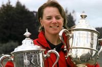 1997. Annika Sörenstam med de två US Open-troféer hon vunnit åren innan.