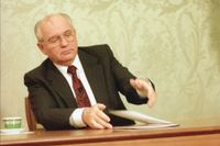 Michail Gorbatjov lägger undan sitt avgångstal efter att ha läst upp det på ­sovjetisk tv juldagen 1991.