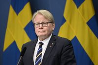Försvarsminister Peter Hultqvist (S) under pressträffen.