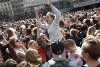 Flera hundra människor samlades på Sergels torg i Stockholm på lördagenför en offentlig minnesstund med anledning av Tim "Avicii" Berglings död. Minnesstunden inleddes med en tyst minut. 