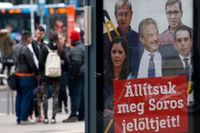 Miljardären George Soros används ofta som slagträ i det ungerska regeringspartiet Fidesz valpropaganda. Här syns valreklam med Soros i mitten, omgiven av oppositionspartiernas kandidater, utmålade som "Soros kandidater". Arkivbild.