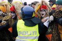Polisen stoppar demonstranter i Köpenhamn.