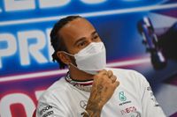 Mercedesföraren Lewis Hamilton vid en presskonferens i Qatar inför helgens lopp.