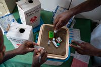 Sjukvårdspersonal förbereder för vaccinering mot malaria i en by i Malawi. Bild från 2019.