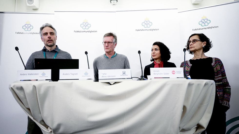 Anders Wallensten och Anders Tegnell, Folkhälsomyndigheten, Taha Alexandersson, Socialstyrelsen, och Anneli Bergholm Söder, MSB, under en av Folkhälsomyndighetens dagliga pressträffar om coronaviruset. 