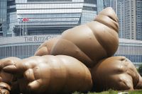 Den uppblåsbara skulpturen Complex Pile, gjord av konstnären Paul McCarthy, är en del av utställningen Inflation! som visades i Hong Kong under april till juni.
