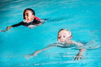 Kevin Ezeh, 6, och Vilgot Gravestam, 7, simmar sin sjunde gång på simskolan. 