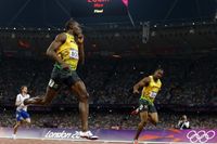 Usain Bolt passerar mållinjen före Yohan Blake. Foto: Matt Dunham/AP