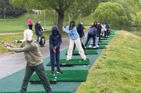 En annorlunda skoldag för eleverna i klass fem från Rågsveds grundskola, då golf står på schemat. Det är andra gången de får prova på sporten på skoltid.