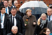 Tysklands förbundskansler Angela Merkel anländer till det formella inledandet av firandet av murens fall i Berlin för 30 år sedan.