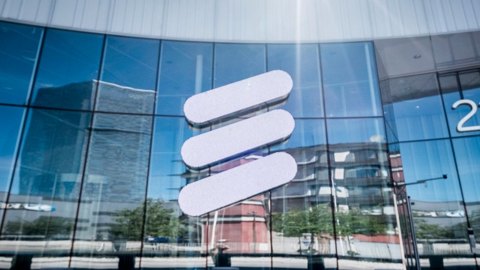 Vi är mycket oroade över förutsättningarna för Ericssons fortsatta utveckling, skriver författarna.