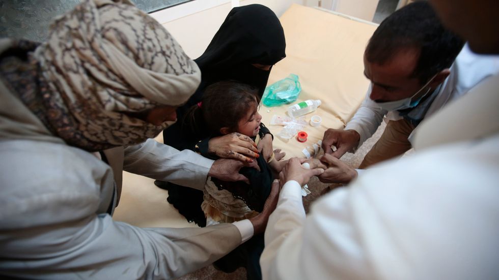 En flicka behandlas för kolera på ett sjukhus i Jemens huvudstad Sanaa. Arkivbild.