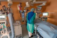 En covidpatient får intensivvård på en klinik i München.